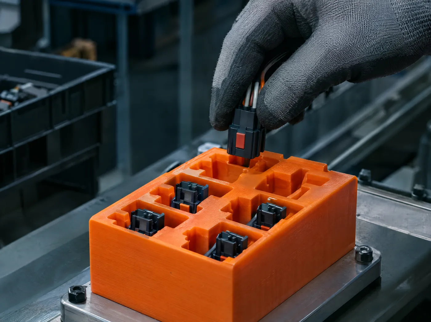 Nido poka-yoke naranja que solo acepta conectores en la orientación correcta